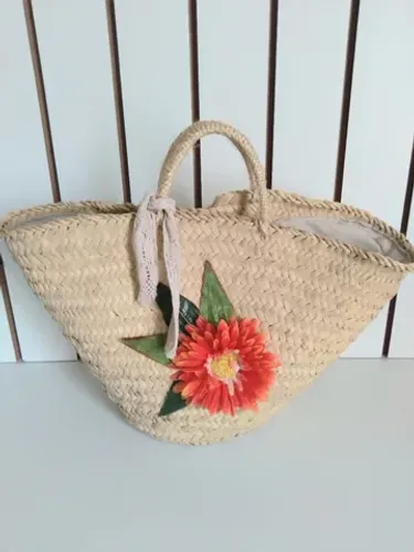 Bolsa de palha praia com aplicação de flor decorativa fechamento com zíper interno 