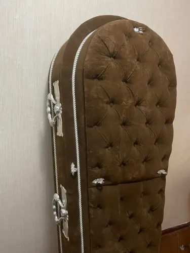 Caixão de Veludo Marrom