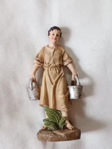 Escultura de menino com baldes - Decoração Natalina