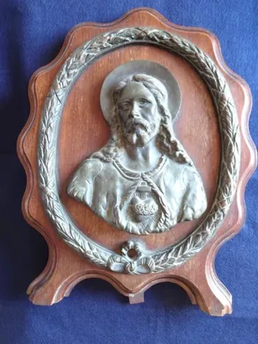 Sagrado Coração de Jesus em Relevo sobre Madeira.(Item para Colecionador ou Decoração)