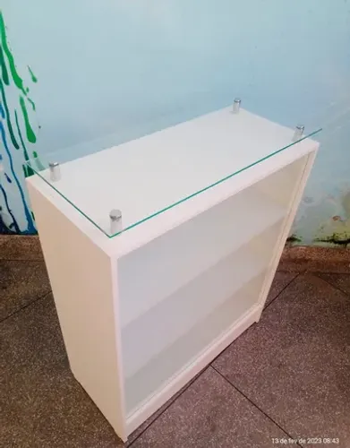 BALCÃO VITRINE COM TAMPO DE VIDRO MDF