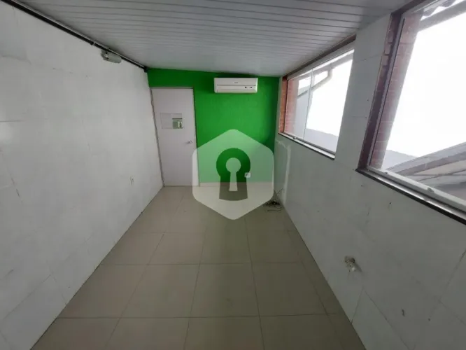 Excelente sobrado, com espaços bem dividido e 150m2, em frente a Praça Niteroi. Facilidade