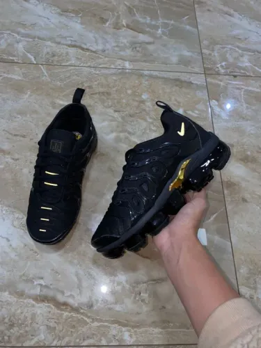 Nike Air VaporMax Plus - Preto e Dourado