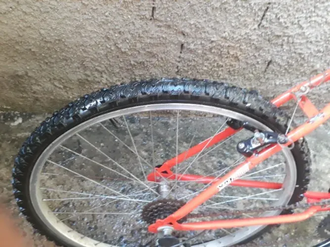Bicicleta de 18 marchas usada e em bom estado geral.