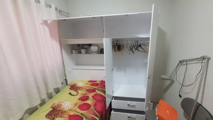 Dormitório completo com colchão Guarda-roupa branco com armários