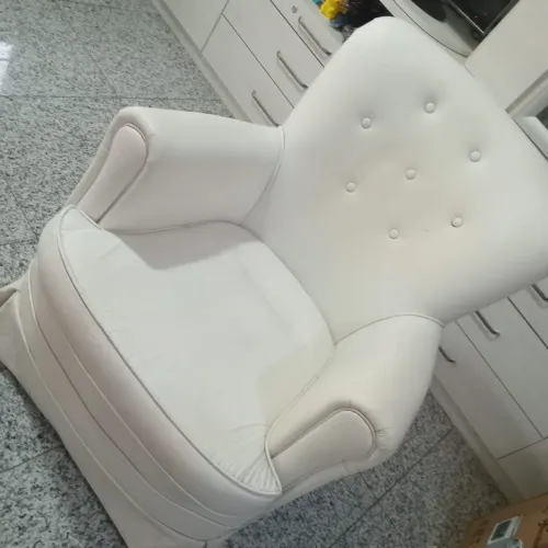 Poltrona branca em ótimo estado