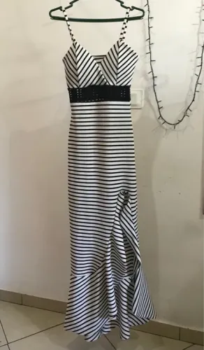 Vestido listrado preto e branco