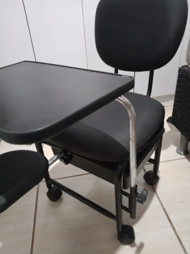 Cadeira com prancheta para comércio