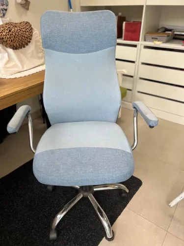 Cadeira Giratória Ergonômica Azul Claro - Confortável, Estofada e em Ótimo Estado