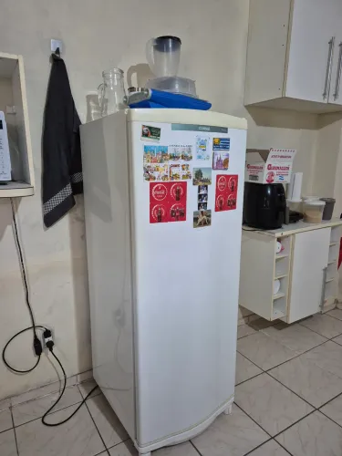 GELADEIRA BRANCA CONSUL COM REFRIGERADOR POTENTE E SISTEMA DE DEGELO SECO