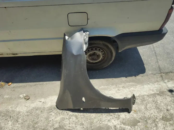 Paralama direito Toyota Etios 2013 a 2021 c/ detalhe a ser recuperado