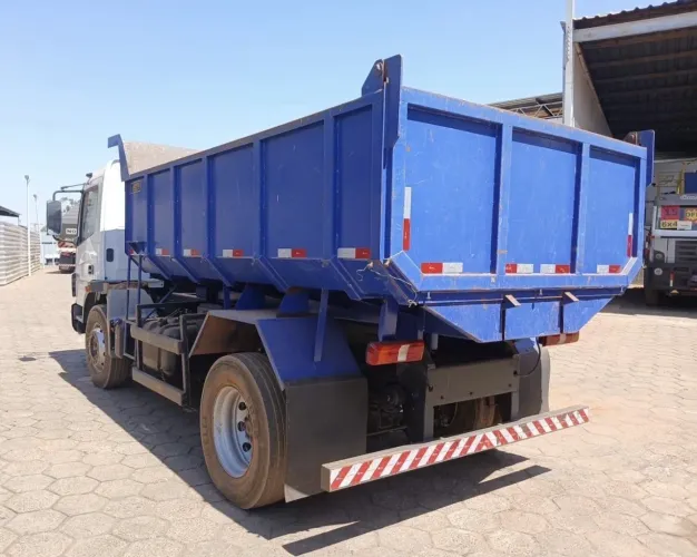 MB Atego 1419 ano 2022, 4x2, com caçamba de 7M, em Goiânia