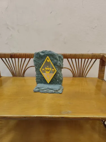 Escultura Decorativa de Pedra com Símbolo