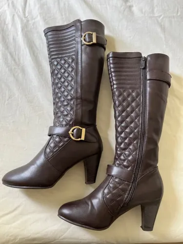 Botas de cano alto marrom Mooncity