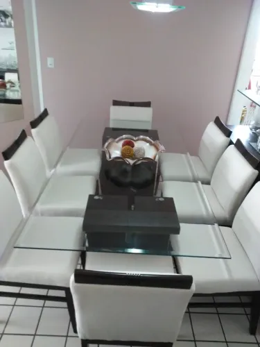 Mesa de jantar 2x1 elegante 8 cadeiras. Tampo bisotado. 