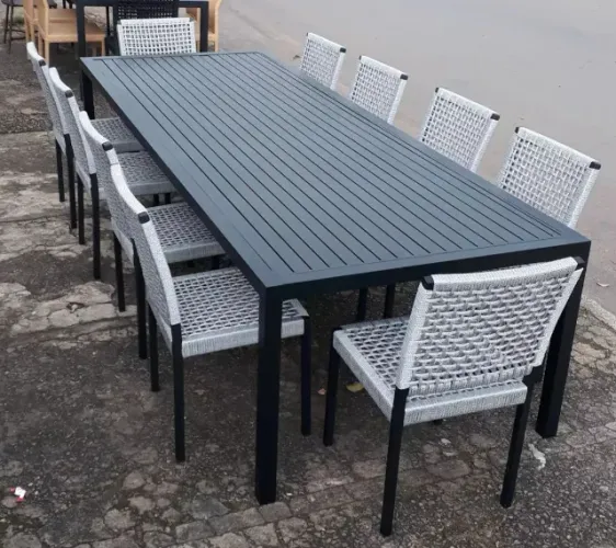 Mesa ripado e cadeiras de corda