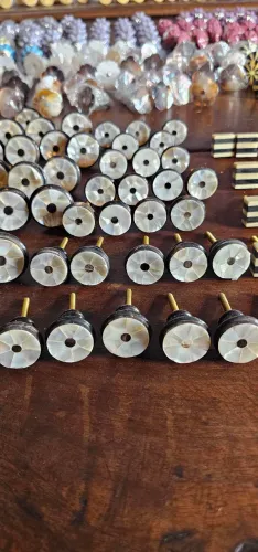 Vários modelos de puxadores para móveis