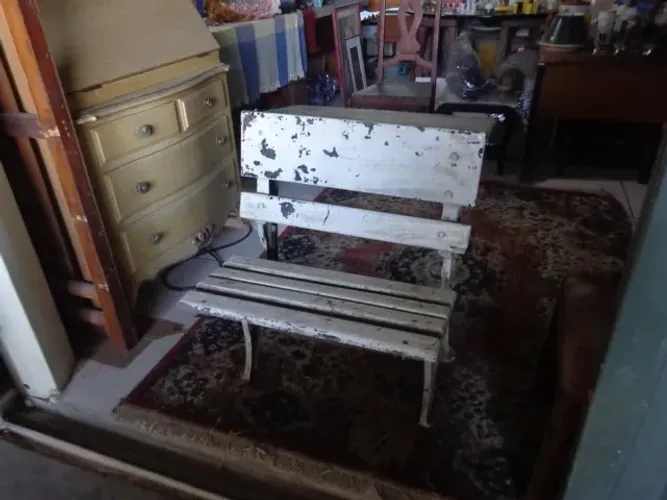 carteira escolar antiga em ferro fundido e a madeira
