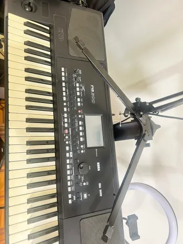 TECLADO KORG PA300