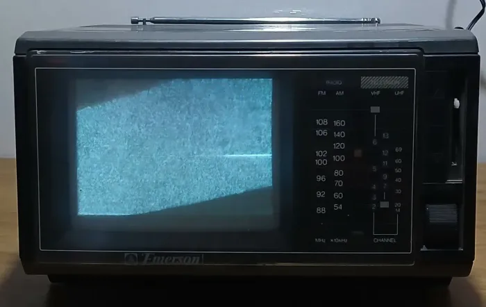 TV Portátil Antiga Emerson PC6 AM/FM - No estado 