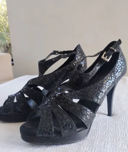 Sandália Salto Alto Preta Elegante