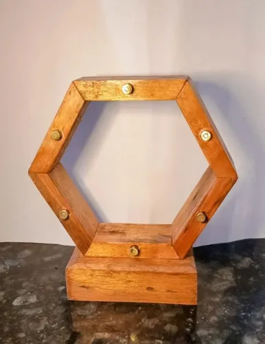Suporte Decorativo Hexagonal de Madeira com Cartuchos 9mm - Artesanal e Exclusivo!