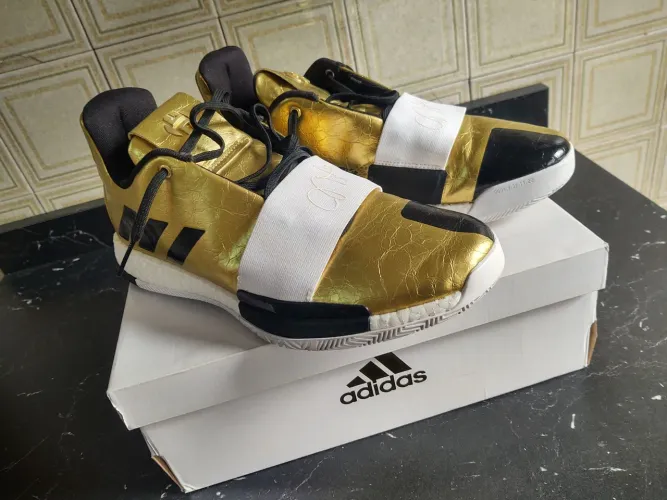 Adidas Harden Vol. 3 - Edição Especial Dourada