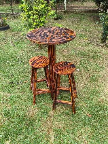Conjunto de mesa e banquetas em madeira queimada