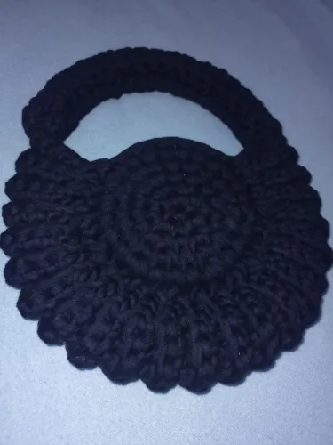 Vendo Bolsa linda em fio de malha azul, feita a mão com muito carinho
