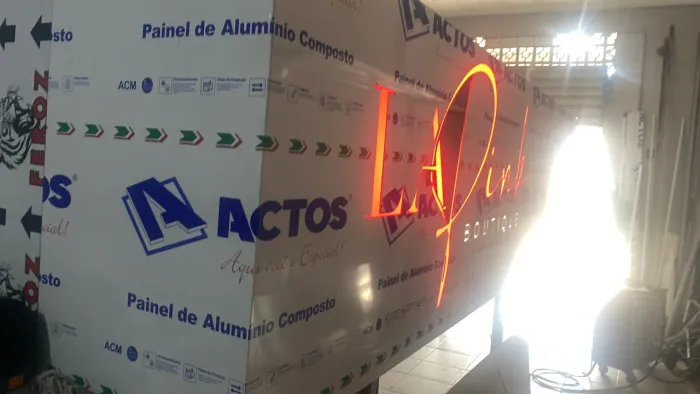Painel de ACM RECORTADO COM ILUMINAÇAO EM LED?s? *
