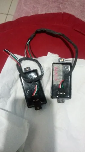 Humbuckers EMG . Passivo . Podem ser instalados ativos também.