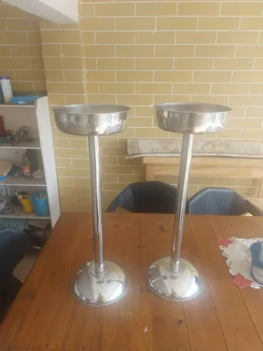 Suporte pedestal para balde de gelo