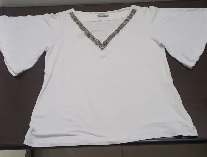 Blusa branca com pedrarias