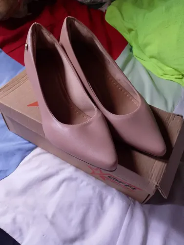 Par de Sandálias de salto elegantes de cor bege