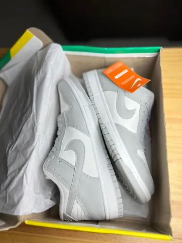 Tênis Nike Dunk Low - Cinza e Branco