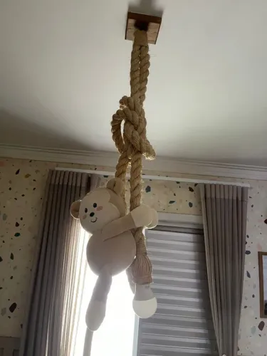 Luminária de corda com macaco de pelúcia