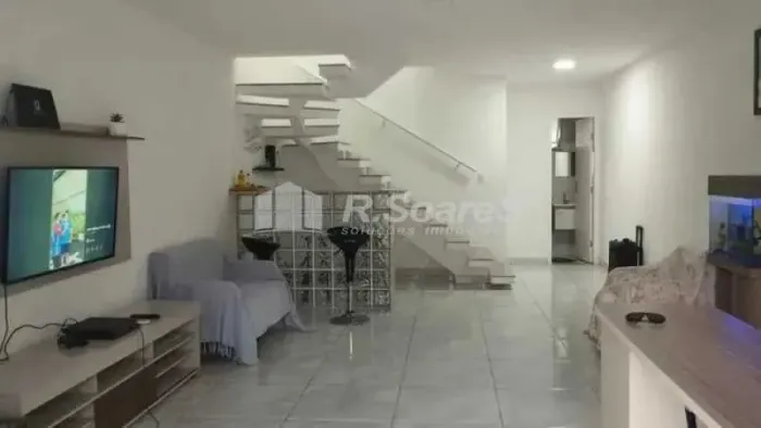 Casa com 02 quartos, garagem, em Realengo, Est. Cancela Preta.