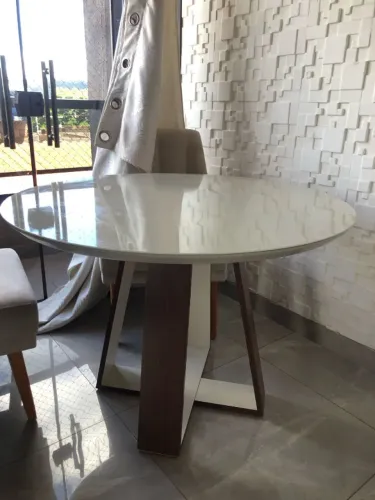 Mesa de Jantar com as Cadeiras