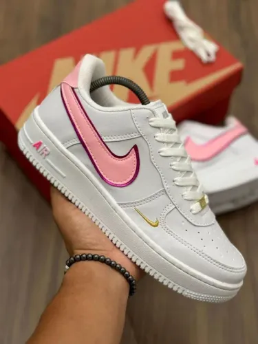 Tênis Nike Air Force 1 Branco com Detalhes Rosa