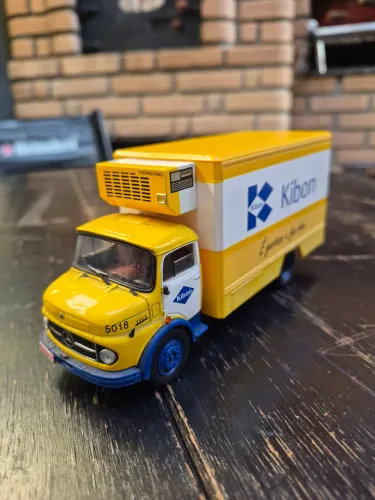 Miniatura caminhao mercedes 1:43