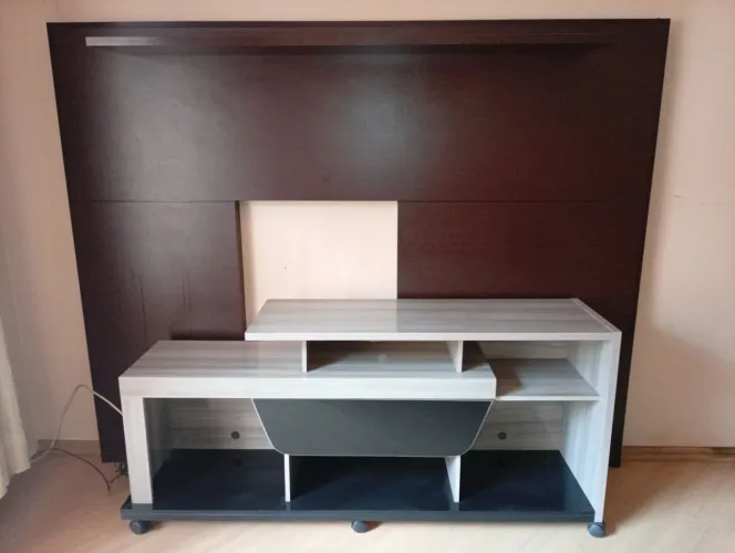 Rack com painel de madeira