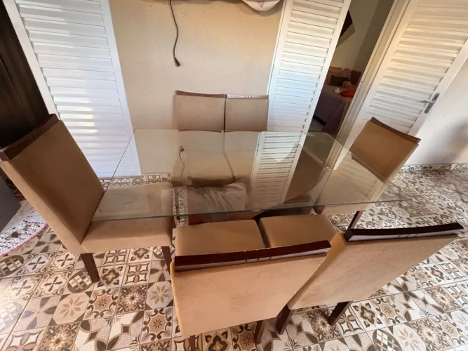 Mesa de madeira com 6 lugares