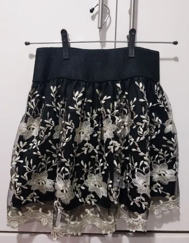 Saia preta com tule bordadoem flores