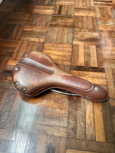 Selim retrô com molas + manoplas Airwalk em couro marrom