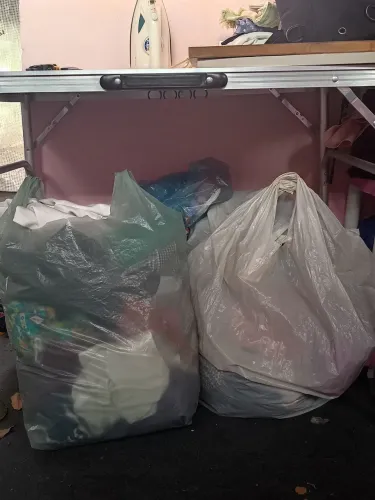 Lote de 4 sacolas grandes de roupas para brechó - 100,00