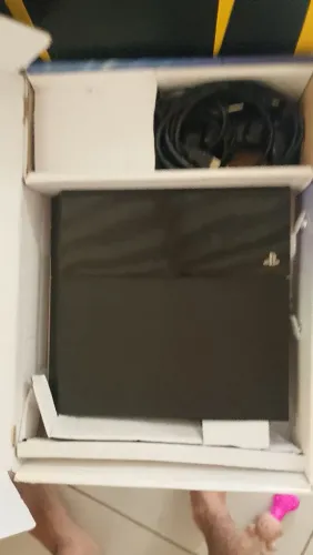 Vendo ps4 ainda com a caixa , 2 manetes e um jogo