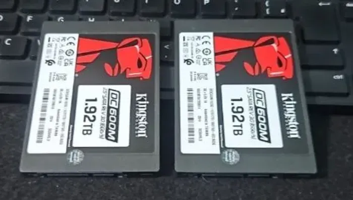 2 SSDs Kingston DC600M 1.92 TB SATA