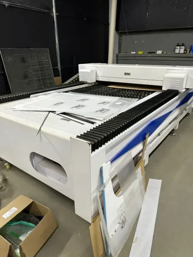 Máquina Laser CO² 130W - Área 1,30x2,50m - Alta Produção