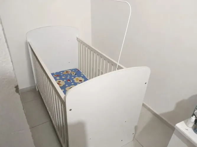 Vendo berço acompanhado com colchão por 250$