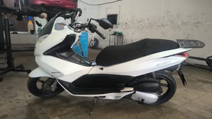 Vende-se Honda Pcx 150 / 2014 (Sem debitos e documento em dia) Só transferir e ser feliz.